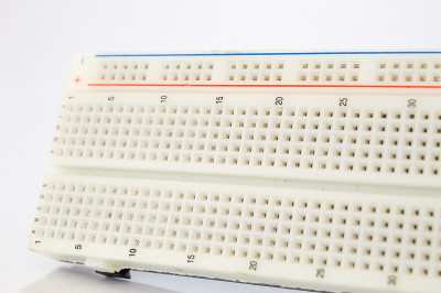 用于电子项目的白色原型板