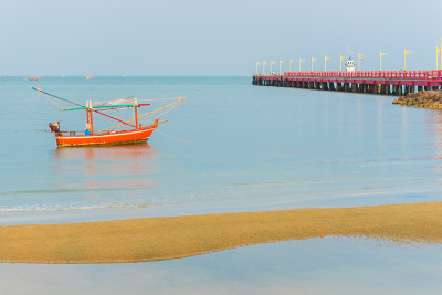 Prachuap Khiri Khan的橙色渔船
