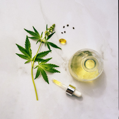 化妆品CBD石油。化妆品用大麻油，酊剂平铺