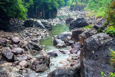 峡谷中的小溪