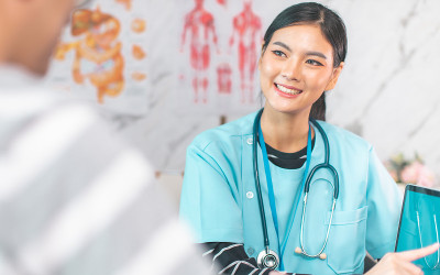 手持医生测量病人的压力。医护人员检查血压的年轻妇女期间。