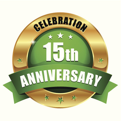 金色和绿色的15周年纪念徽章和丝带