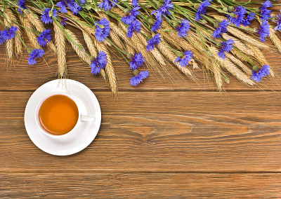 红茶杯，蓝色矢车菊和麦穗