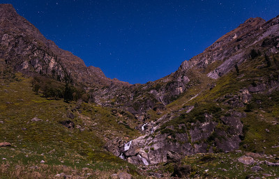 印度喜马偕尔邦汉普塔山口冰川瀑布夜景