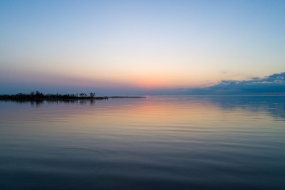 平静的海湾日落