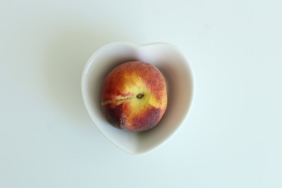 心形盘子里的桃子。