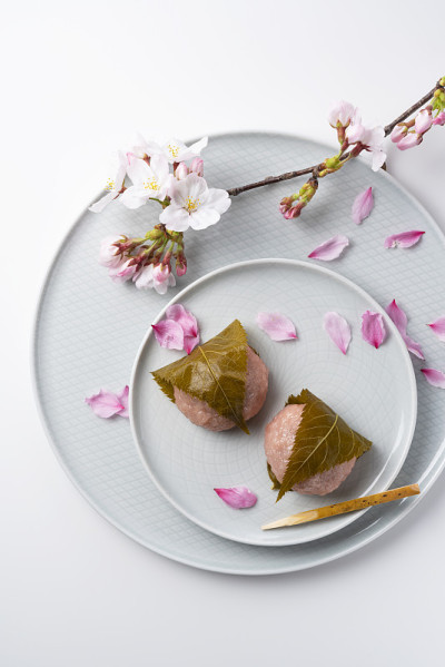 豆沙包在樱桃叶的年糕。日本的糖果