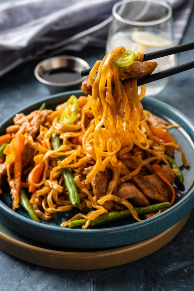 亚洲红烧猪肉面，配四季豆、胡萝卜和香菇。