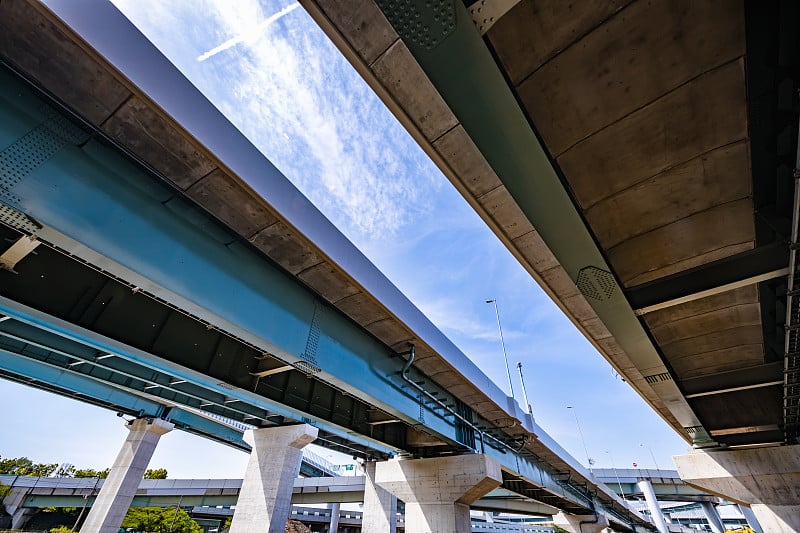 蓝天高架桥，高速公路