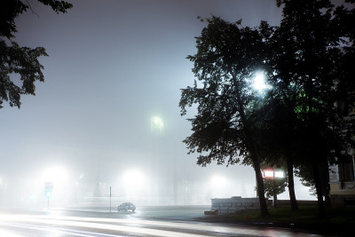 雨后的夜晚，一辆孤独的汽车在空旷的街道上行驶