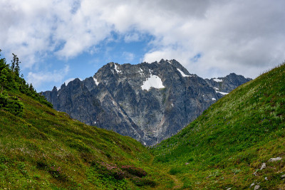 山坡，形成V与山的观点
