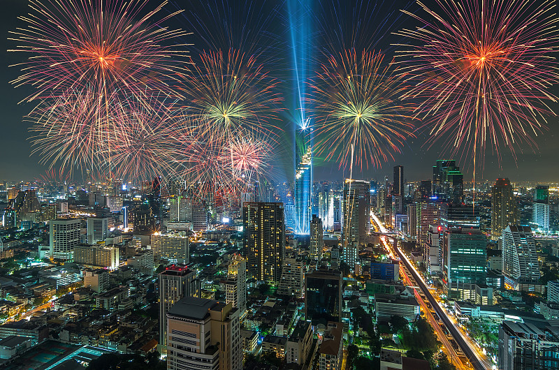 夜景曼谷城市景观与多色烟花庆典，马哈纳洪