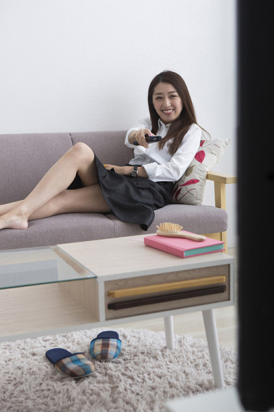 女性看电视
