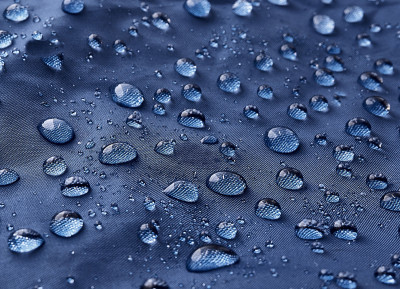 水滴在织物上。
