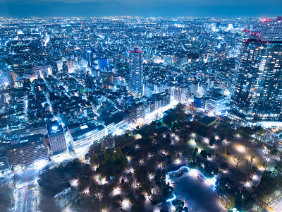 从摩天大楼俯瞰新宿的夜景
