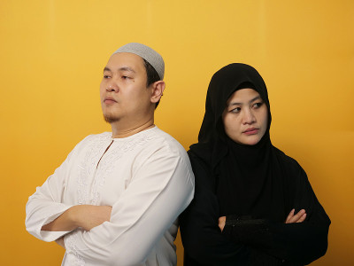 亚洲穆斯林夫妇夫妻吵架，争吵和忽视对方，婚姻关系不好