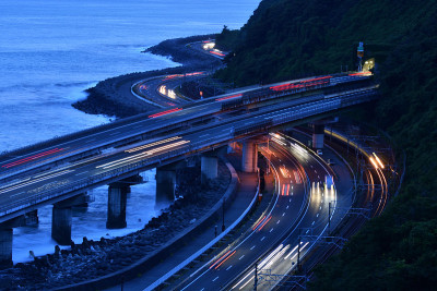 夜间繁忙的托梅高速公路