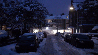 荷兰冬季海牙住宅区的雪景。欧洲