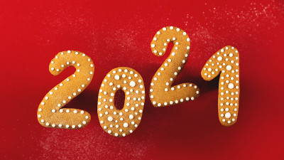 2021年，姜饼饼干与红色平衡。新年的概念