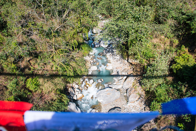 这条河的河道从山上流下来