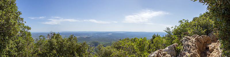 徒步旅行到Pic Saint Loup的顶峰，法国城市蒙彼利埃的标志性山，法国