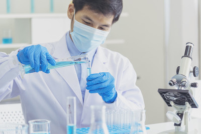科学家covid-19病毒抗体研究实验室研究实验生物技术培养病毒疫苗。科学家看显微镜实验实验室科学试
