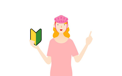 一位面带微笑的女滑冰手拿着初学者的标志