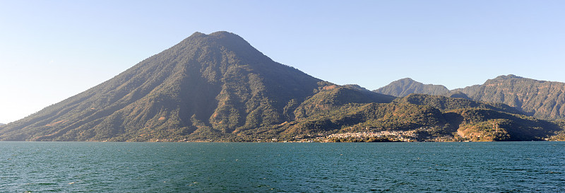 阿提特兰湖和圣佩德罗火山