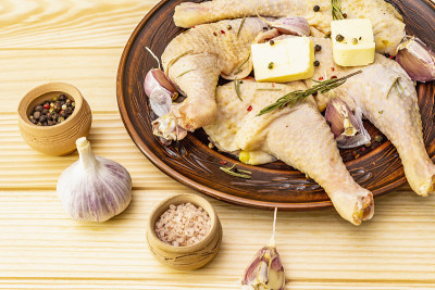 生鸡腿。新鲜的生物原料，用于制备传统食品