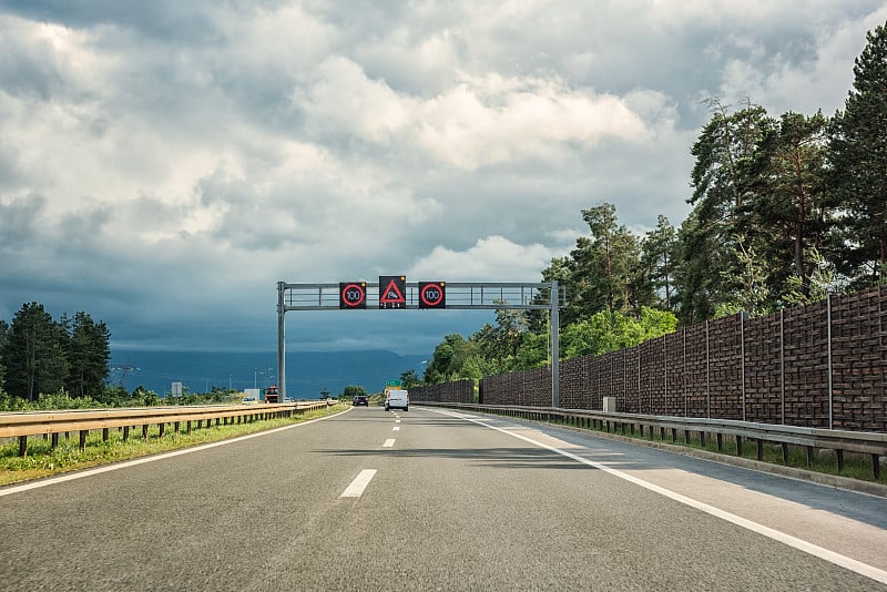 风景如画的克罗地亚高速公路(autocesta A)，有指针和路标的主要汽车道路。白天的风景景观