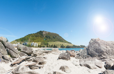 莫图里基岛岩石上的Manganui山地标