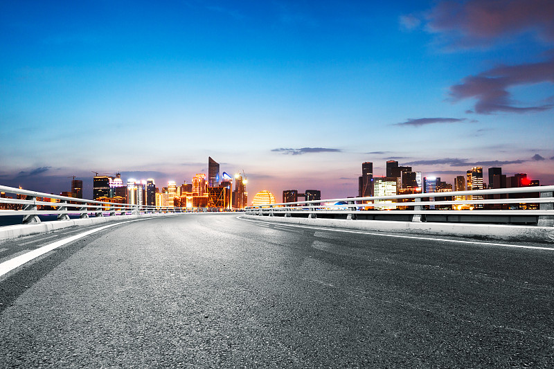 黄昏时分，现代城市的空旷道路