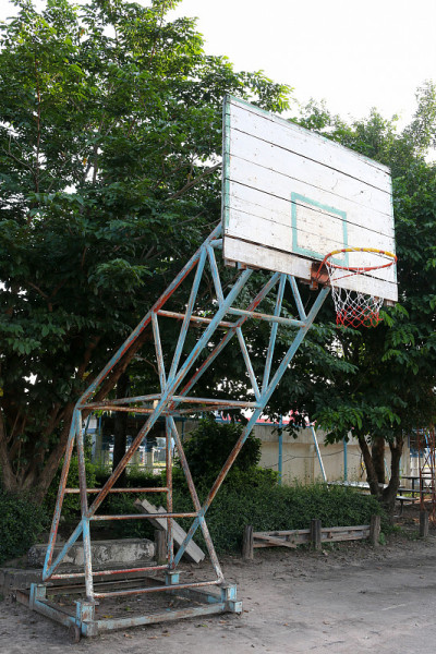 篮球篮和球场与木白色的背板
