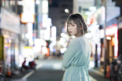 一名年轻女子晚上在东京摆造型