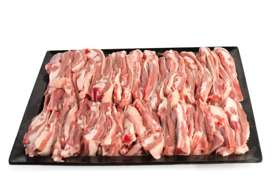 生肉。新鲜绞碎的混合肉在一个盘子里