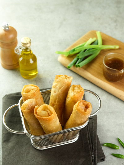 一种来自印尼中爪哇三宝垄的传统小吃。传统的春卷食物含有鸡蛋、鸡肉或虾。