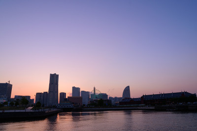 暮色中横滨Minatomirai的摩天大楼