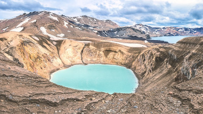 令人惊叹的自然景观，Viti火山口地热湖和Oskjuvatn湖在Askja火山口，冰岛高地