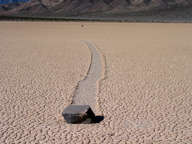 洛克在加州赛马场盐湖(Racetrack Playa)移动