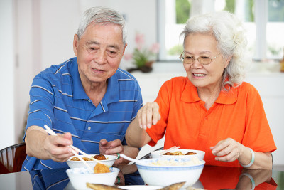 中国老年夫妇在家吃饭