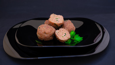 煎肉丸在盘子里