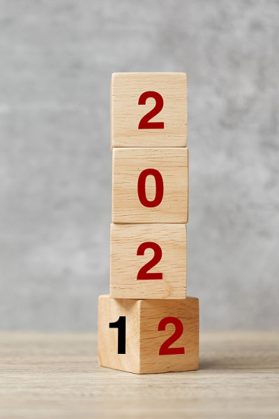 块翻转2021到2022年的文本在桌子上。决心，策略，计划，目标，动力，重启，商业和新年假期的概念