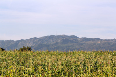葡萄牙风景与山脉和植被