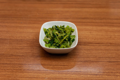 木桌上白盘子里的海豆