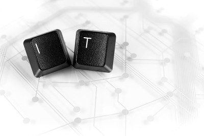 在电路板上有两个字母IT的键盘键