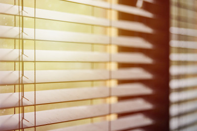办公室的窗帘。现代木制百叶窗。办公室会议室照明范围控制。