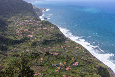 圣乔治拱门在马德拉北部海岸从米拉杜罗贝拉达Quinta，马德拉，葡萄牙。