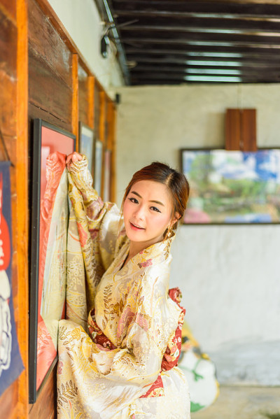 有日本浴巾的女孩
