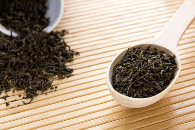 把绿茶洒在木勺里