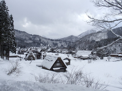 白川村——日本岐阜的一个被雪覆盖的木屋村，联合国教科文组织的国家遗产村